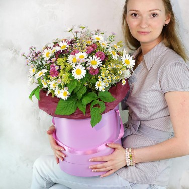 Полевой букет с ромашками в шляпной коробке