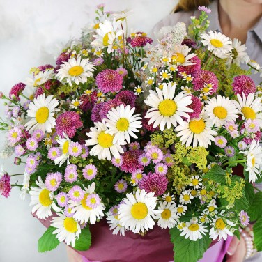 Полевой букет с ромашками в шляпной коробке