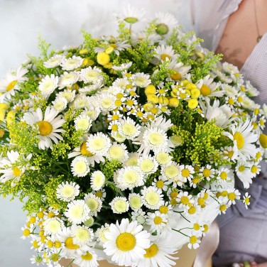 Полевые цветы в шляпной коробке