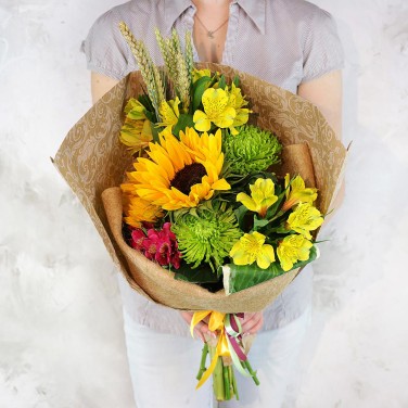 Подсолнух и пшеница в современном букете