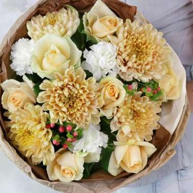 Букет из кремовых роз и хризантем