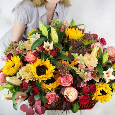 Шикарная корзина с лилиями и подсолнухами