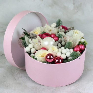 Зимняя композиция в коробке с брунией