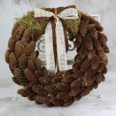 Интерьерный венок из шишек