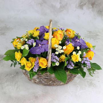 Яркая корзина с розами и орхидеями