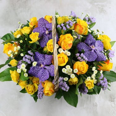 Яркая корзина с розами и орхидеями