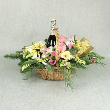 Подарочная корзина с цветами и конфетами