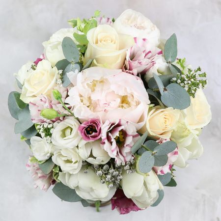 Коробка с цветами розами, лизиантусами