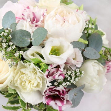 Коробка с цветами розами, лизиантусами