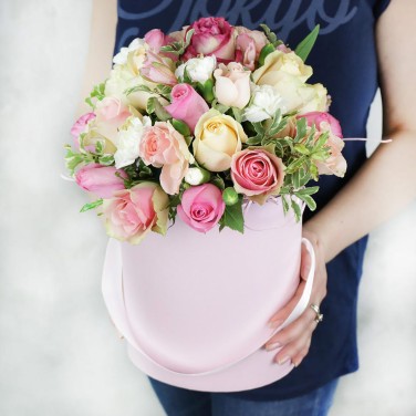 Розовый букет в шляпной коробке