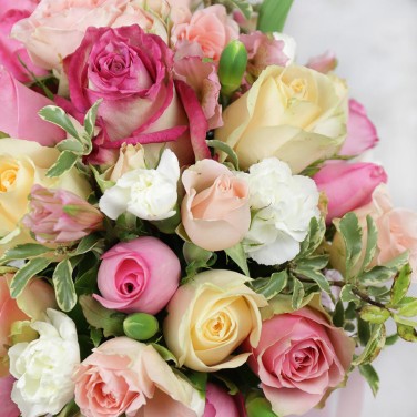 Розовый букет в шляпной коробке