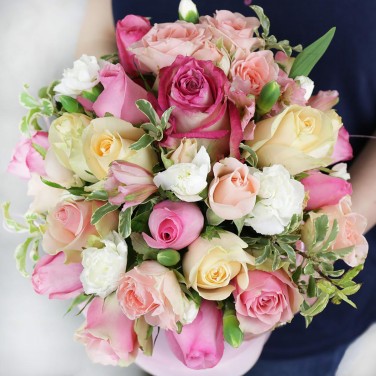 Розовый букет в шляпной коробке