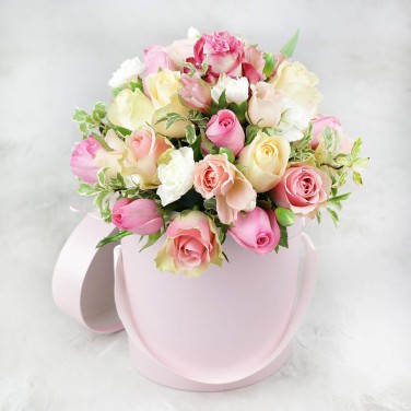 Розовый букет в шляпной коробке