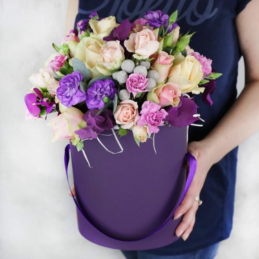 Фиолетовая шляпная коробка с цветами