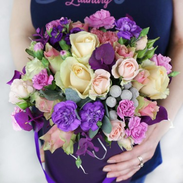 Фиолетовая шляпная коробка с цветами