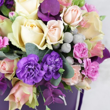 Фиолетовая шляпная коробка с цветами