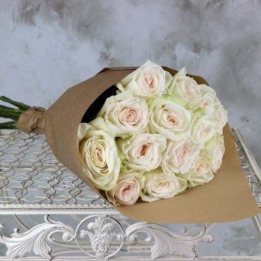 Белые ароматные розы в крафте