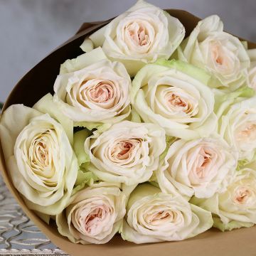 Белые ароматные розы в крафте