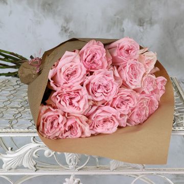 Розовые пионовидные розы в крафте