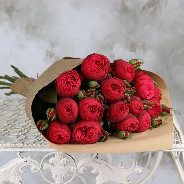 15 красных пионовидных роз в крафте