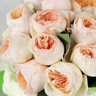 Шляпная коробка с персиковыми пионовидными розами