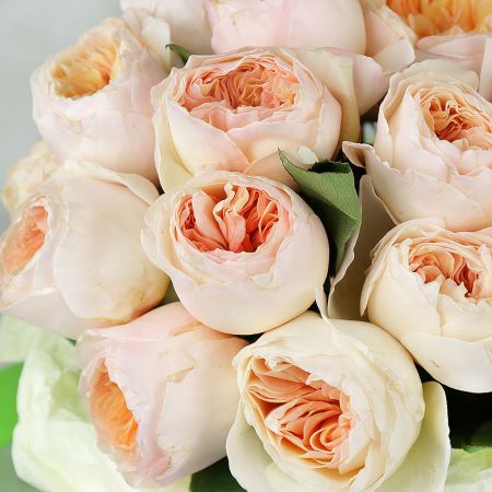 Шляпная коробка с персиковыми пионовидными розами