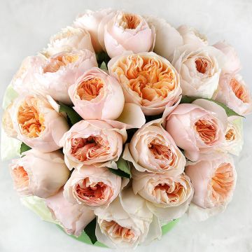 Шляпная коробка с персиковыми пионовидными розами