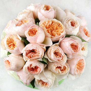 Шляпная коробка с персиковыми пионовидными розами