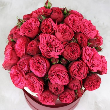 Пионовидные розы в коробке Красава