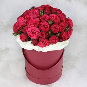 Красные пионовидные розы в шляпной коробке