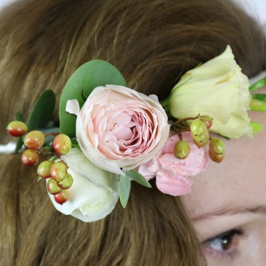 Венок невесты из роз и ягод