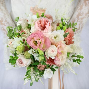 Букет невесты с пионовидными розами, гвоздиками и астильбой