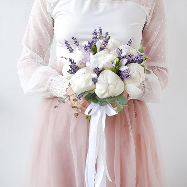 Свадебный букет из белых пионов, лаванды и фрезии