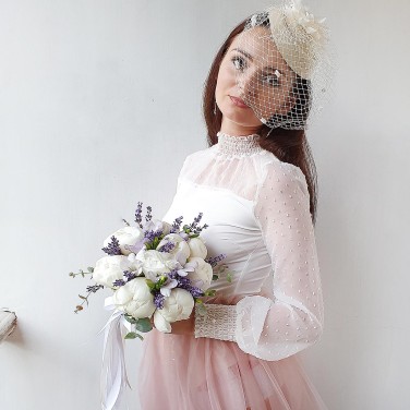 Свадебный букет из белых пионов, лаванды и фрезии