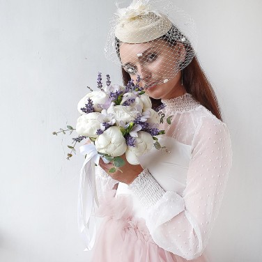 Свадебный букет из белых пионов, лаванды и фрезии