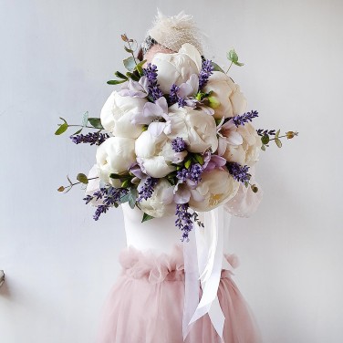 Свадебный букет из белых пионов, лаванды и фрезии