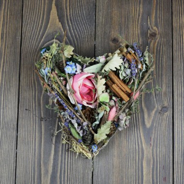 Декоративная подвесная композиция сердце из лаванды и сухоцветов