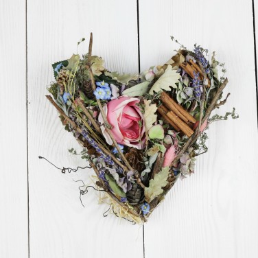 Декоративная подвесная композиция сердце из лаванды и сухоцветов