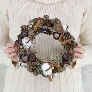 Веночек из хлопка, корицы и каштанов