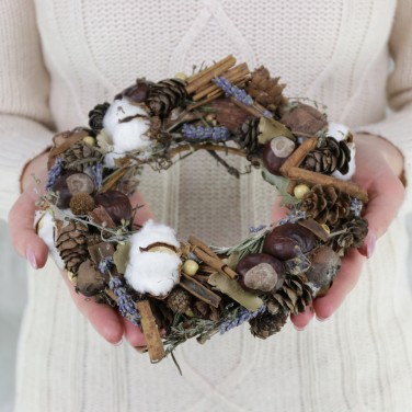 Веночек из хлопка, корицы и каштанов