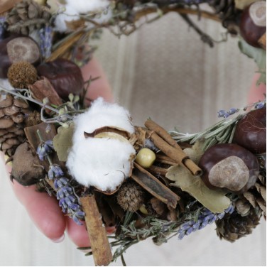 Веночек из хлопка, корицы и каштанов