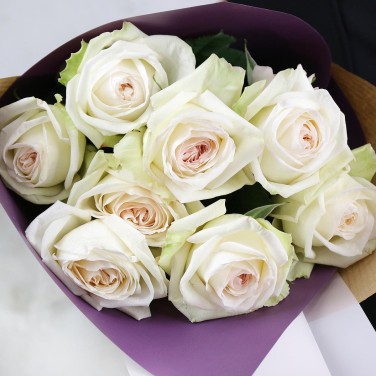 Пионовидные розы в дизайнерской упаковке