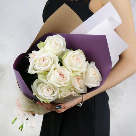 Пионовидные розы в дизайнерской упаковке