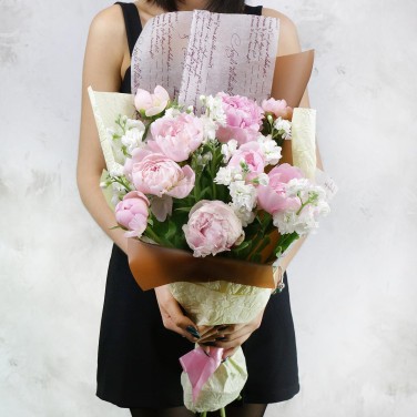 Пионы и маттиола в дизайнерской упаковке