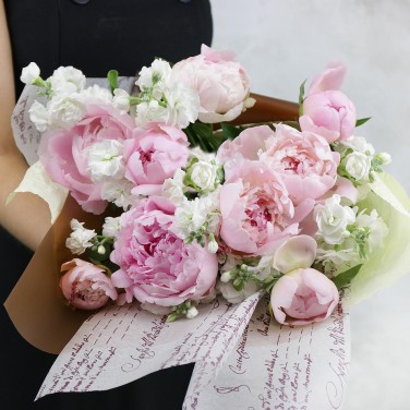 Пионы и маттиола в дизайнерской упаковке