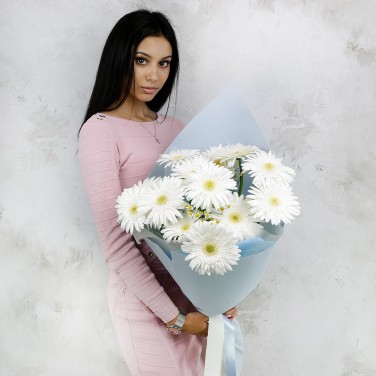 Букет из белых гербер в оригинальной упаковке