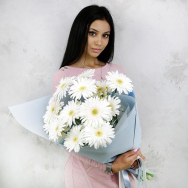 Букет из белых гербер в оригинальной упаковке