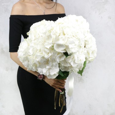 Букет из белых гортензий