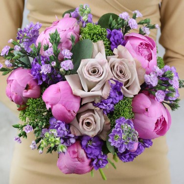 Букет невесты из пионов, маттиолы и зелени