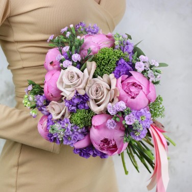 Букет невесты из пионов, маттиолы и зелени